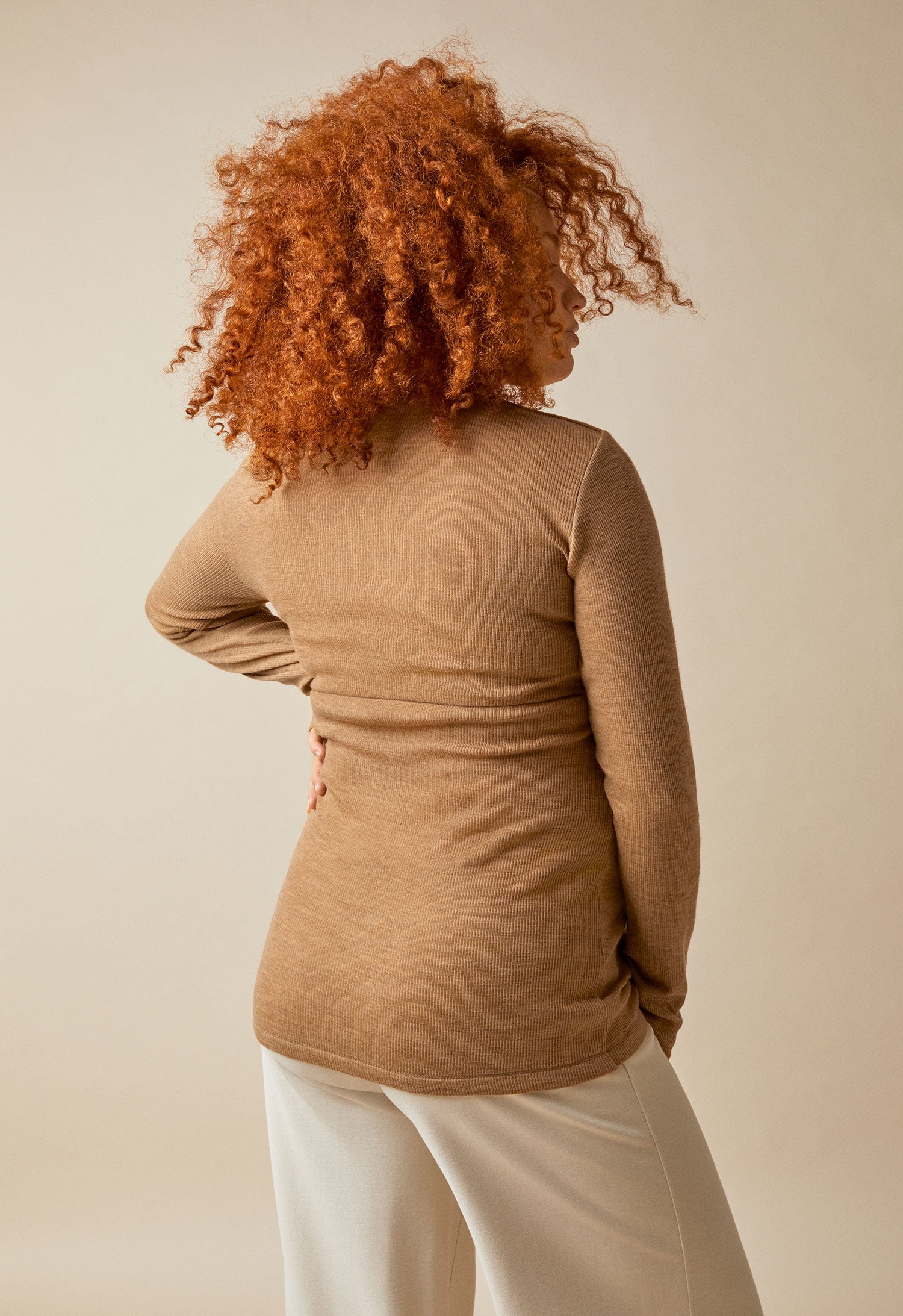 Ribbestrikket topp i merinoull - Brun melert