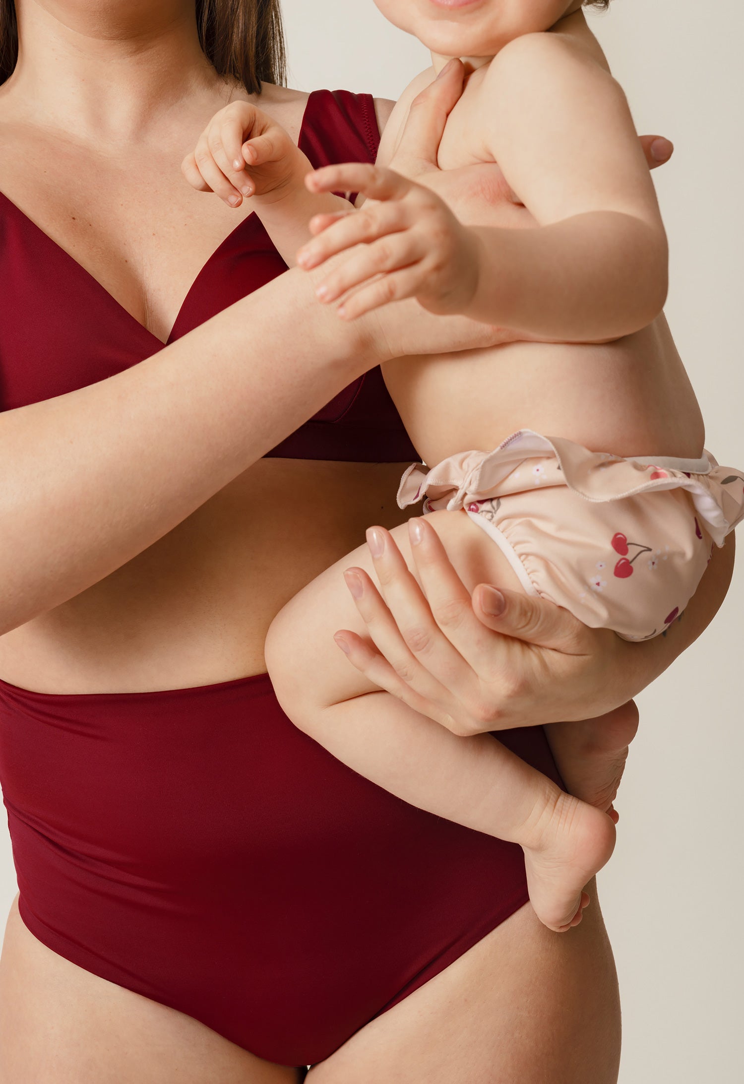 Badbleie med trykknapper på siden - kirsebær med volang