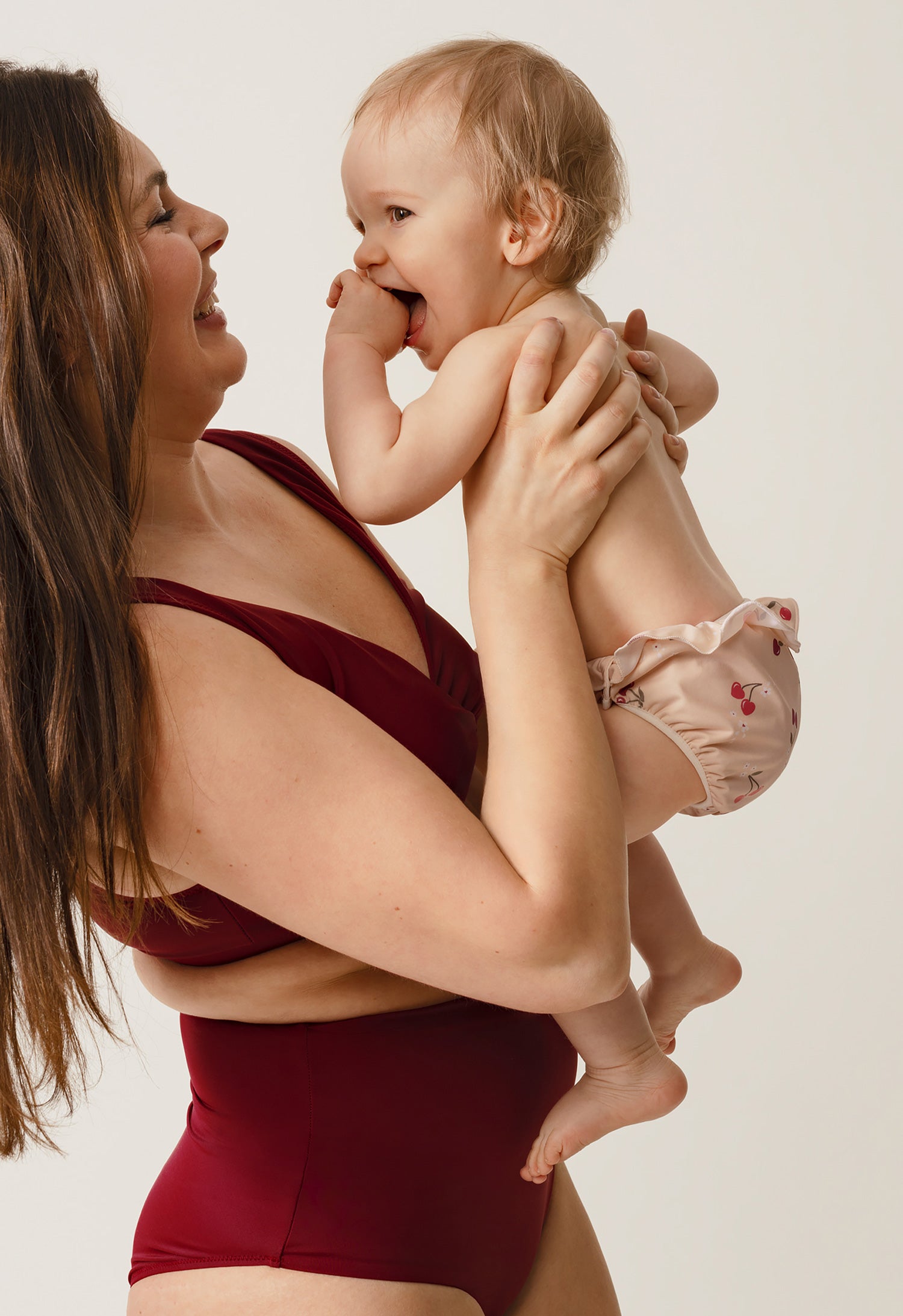 Badbleie med trykknapper på siden - kirsebær med volang